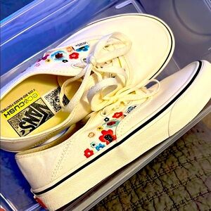 NWOT Floral Vans Old Skool Authentic Sneakers